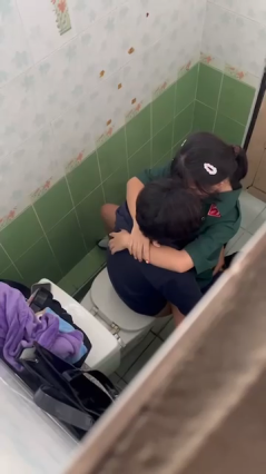 Đi học quân sự, rủ nhau vào wc đụ nhau và bị quay lén - www.hayko.pro